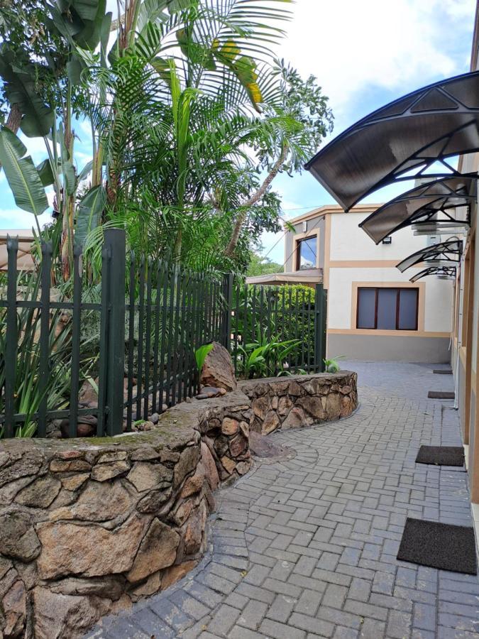 Amigos Bed & Breakfast - No Loadshedding Mbombela ภายนอก รูปภาพ